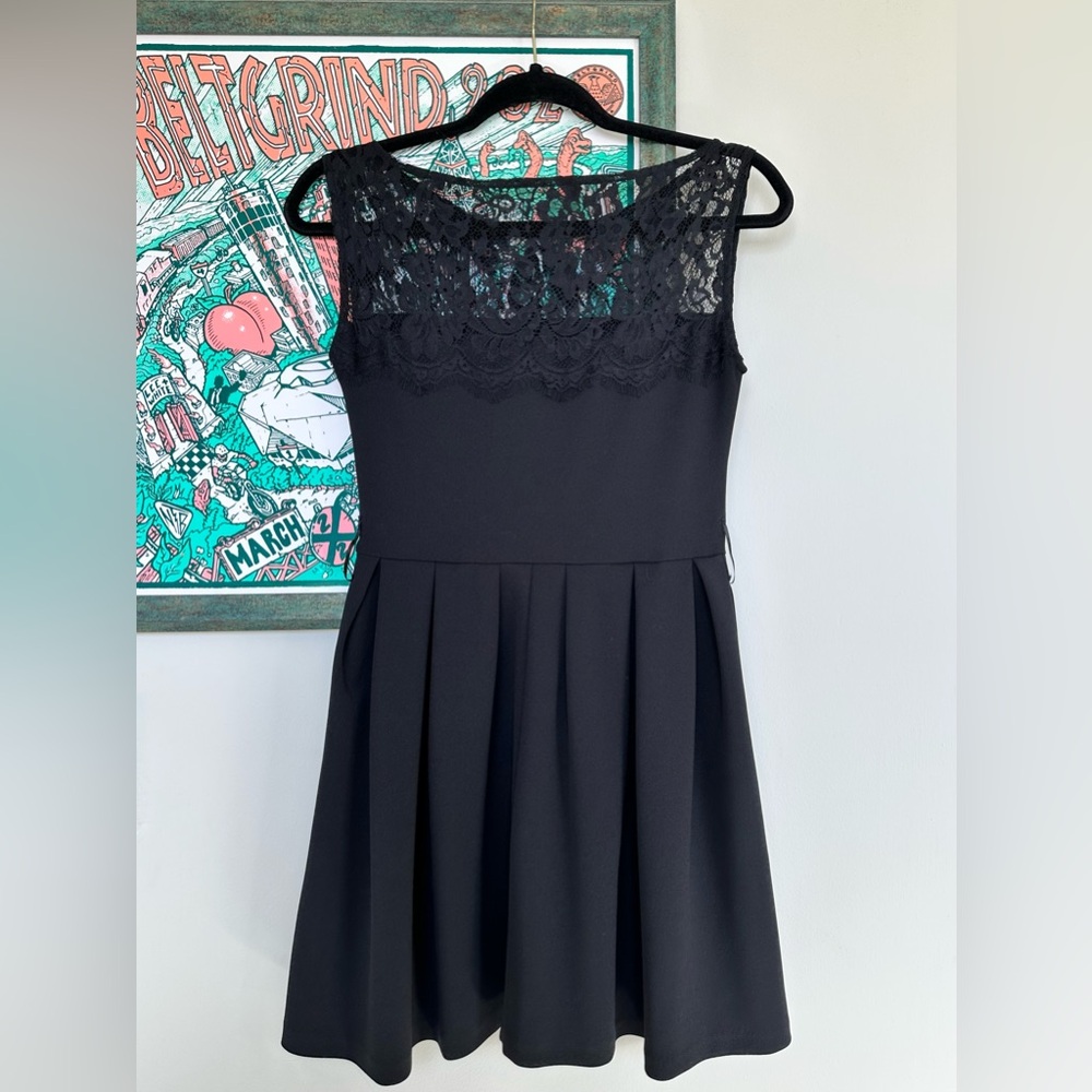 Little Black Cocktail Dress Lace Neckline & Pleated Skirt Women’s Size S Small